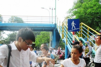 Phụ huynh thấp thỏm chờ con thi Đại học